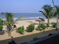 Aus dem Hotelzimmer fiel der Blick auf den 28C warmen von Palmen gesäumten Strand des Indischen Ozeans