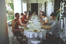 Für den Chor von Mäzen Geoffrey Dobbs gesponstert: ein kühles Mittags-Mahl in der Sommerresidenz des Tropenarchitekten Geoffrey Bawa.