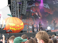 Sie hatten das größte Backdrop des Festivals und noch 2 Riesenkürbisse dabei: Helloween
