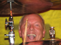 Nur ein versierter Drummer kann dem Fotografen WÄHREND des Sets lachend die Zunge herausstrecken! - Axel 'Spaß inne Backen' Kruse