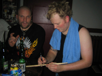 Und Drummer Tor Atle Andersen nach dem Konzert beim Signieren eines Drumsticks