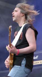 Tatsächlich im Slayer-Shirt auf der Bühne: Nazareth-Gitarrist Jimmy Murrison!