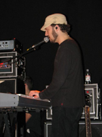 Und noch ein DeMarchi: Steves Bruder Denny am Keyboard