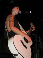 Dolores mit Akustik-Gitarre