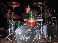 Drummer Simon Ferry von - siehe Drumkit