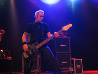 Steve Edmondson am Bass