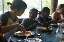 So isst man in Sri Lanka eigentlich - Beim gemeinsamen Ausflug lernt Jenny die richtige Handhaltung von einem Mitglied des Kirchenchores der St. Peter's Church in Negombo.