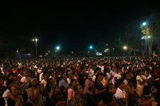 Die letzte Veranstaltung der Chorreise war ein Auftritt vor mehreren Tausend Menschen beim freitäglichen Abendgottesdienst auf dem Vorplatz der St. Peter's Church in Negombo.