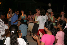 Deutsche und sri lankische Jugendliche tanzen gemeinsam - so klang der zweite Tag der Chorreise aus.