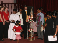Das Entzünden der Öllampe ist eine traditionelle Begrüßungszeremonie in Sri Lanka.