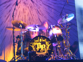 Papa Roach Drums: Ja, ja, unscharf, ich weiß!! Versucht mal in dem Chaos 'n scharfes Bild hinzubekommen ...